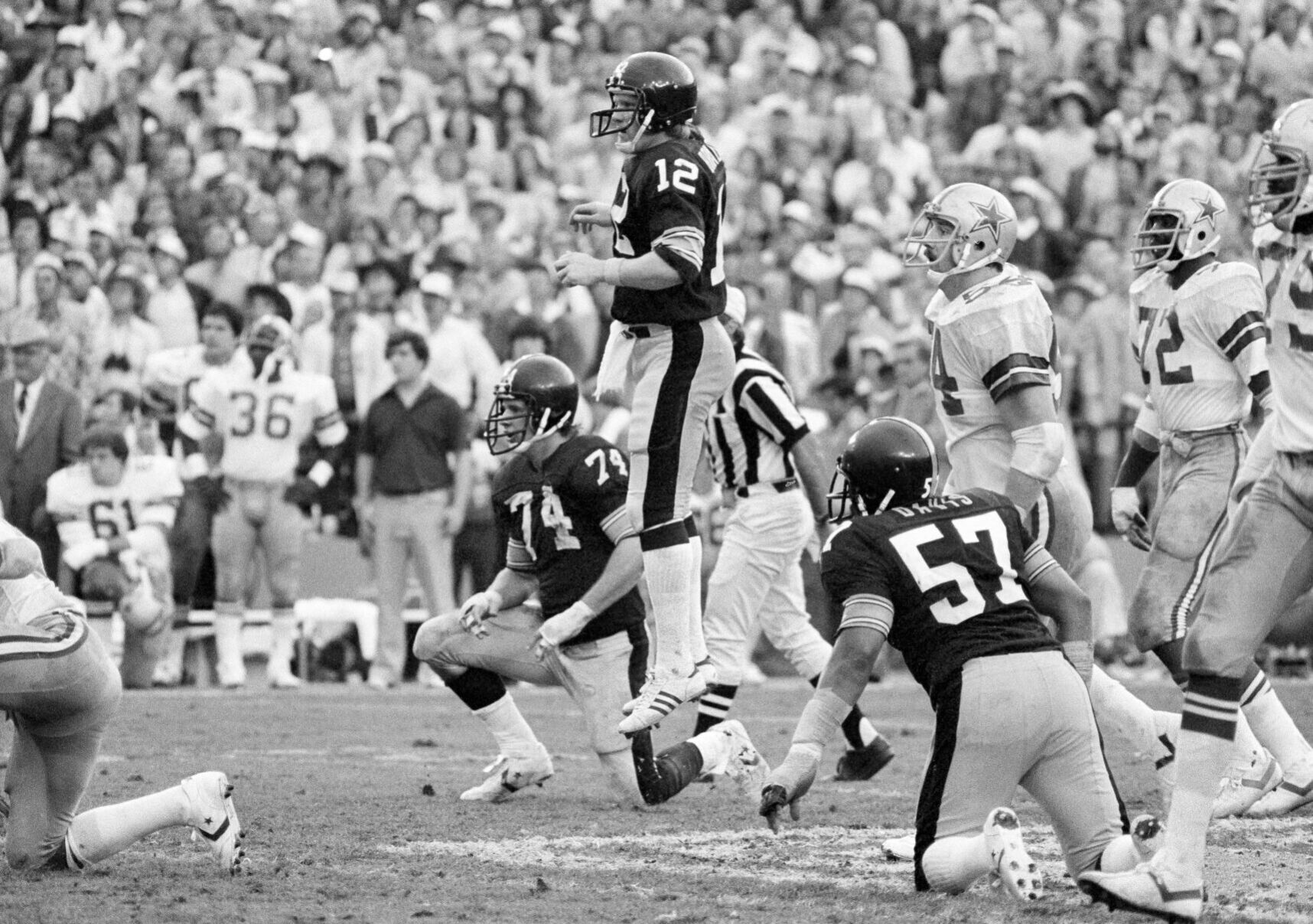 1979: Terry Bradshaw leads Steelers to Super Bowl win with 4 TD passes